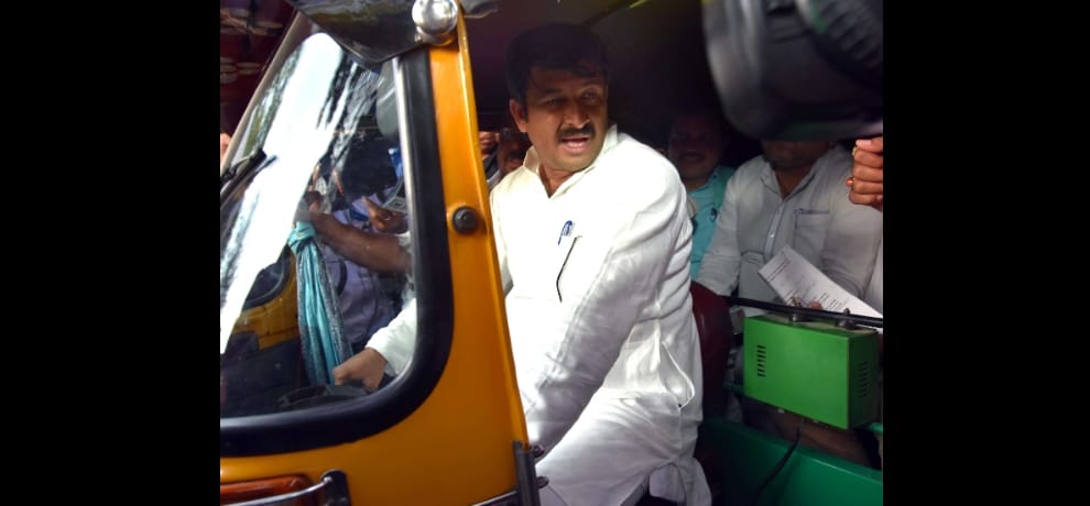 manoj tiwari rides auto rikshaw and auto drivers and muslims joins bjp in delhi