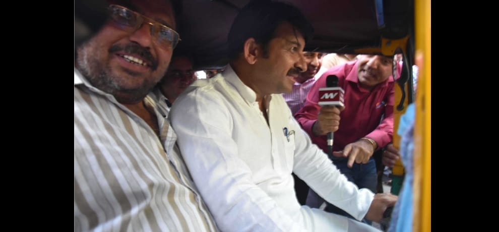 manoj tiwari rides auto rikshaw and auto drivers and muslims joins bjp in delhi
