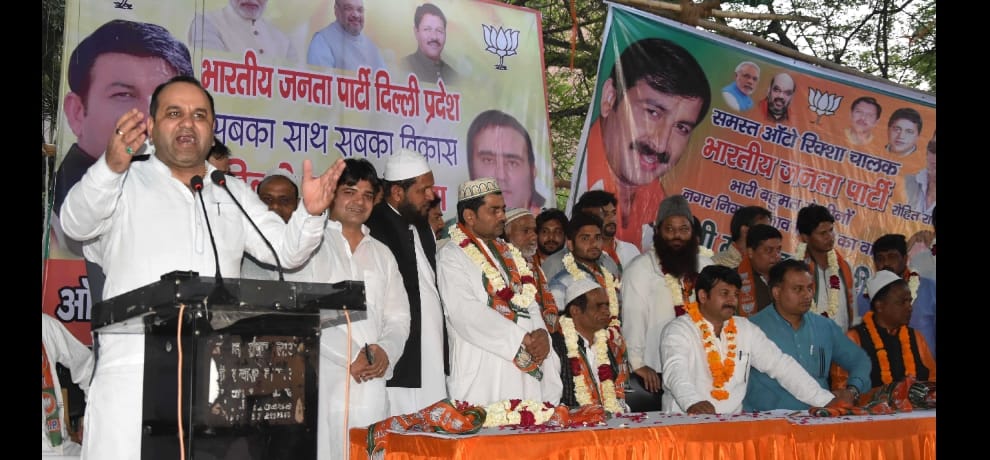 manoj tiwari rides auto rikshaw and auto drivers and muslims joins bjp in delhi
