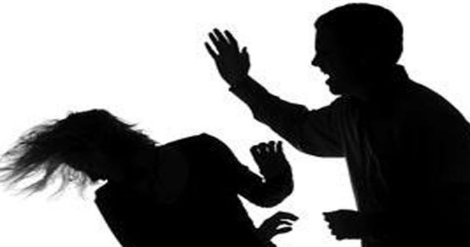 girl student betaen snachers in delhi on road after losing her top