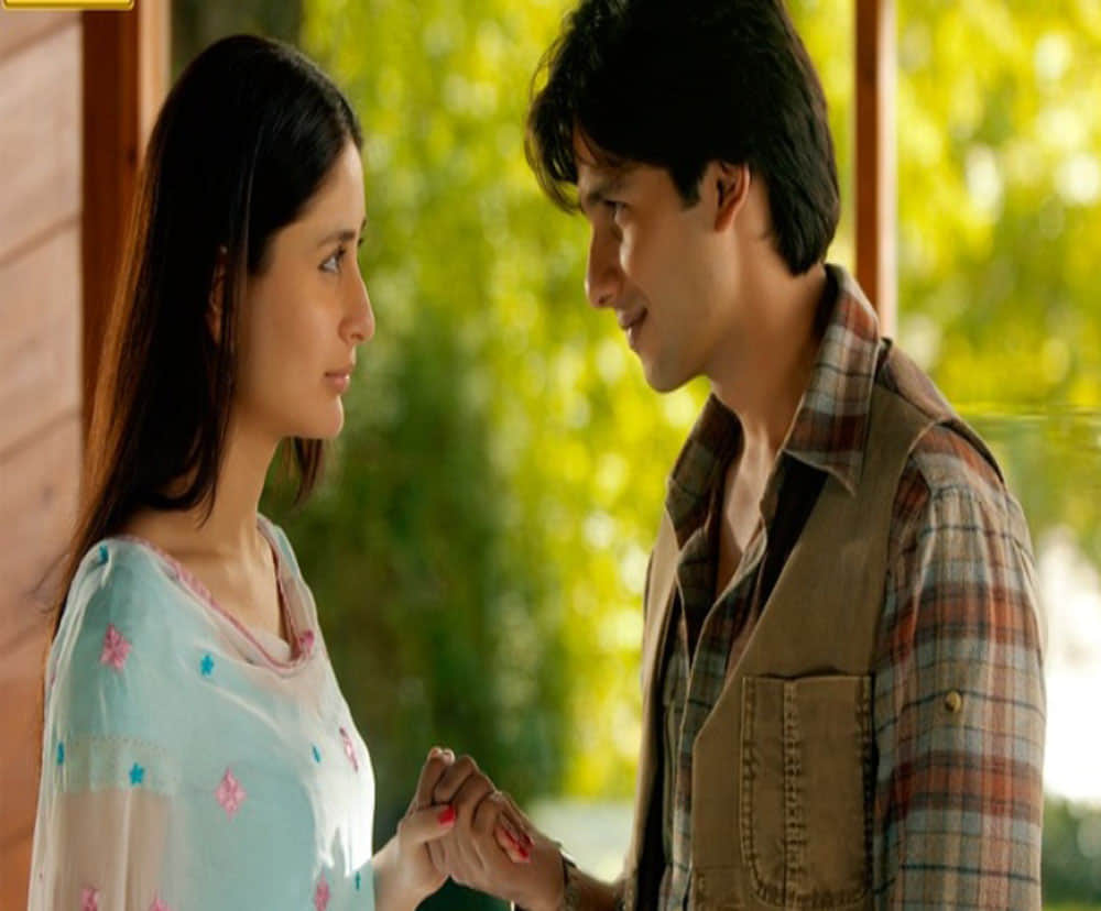 shahid kapoor kareena kapoor here most sensuous yet aesthetic kissing scenes in Bollywood