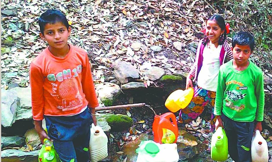 Children carrying arms in pullhindola