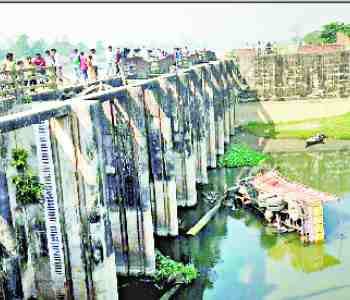 Truck collapses in dam, two cleaner injured