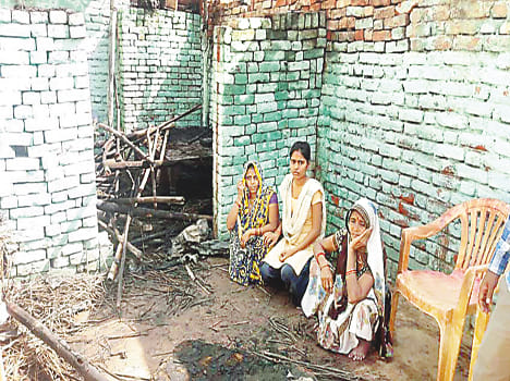 hut caught fire, goods and cash burn
