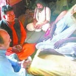 रविवार को नृत्य गोपाल दास से मुलाकात करते जामा मस्जिद के कैप्टन सिकंदर रिजवी।