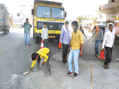Pets filling at Lucknow-Kanpur highway