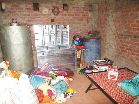 Four thieves on one night, took six lakh goods