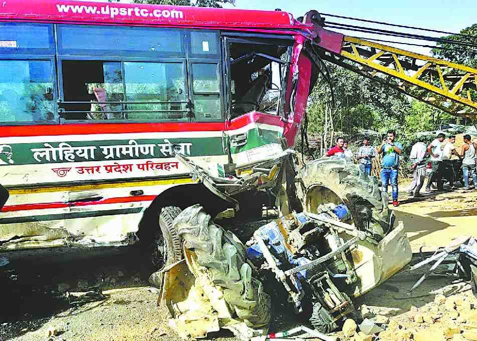 Bus and tractor-trolley collision, death of one