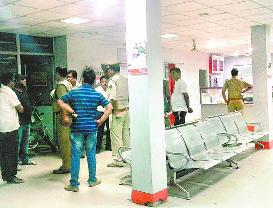 Five lakh rupees stolen the bank's vault cut