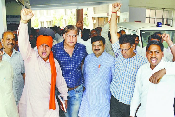 Commotion in District Panchayat's meeting