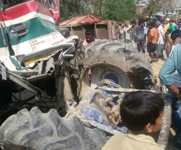three injured in an accident in faizabad.