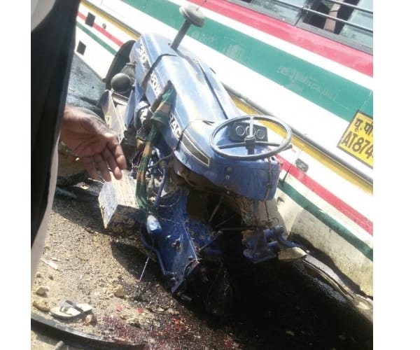 three injured in an accident in faizabad.