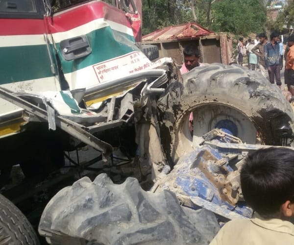 three injured in an accident in faizabad.