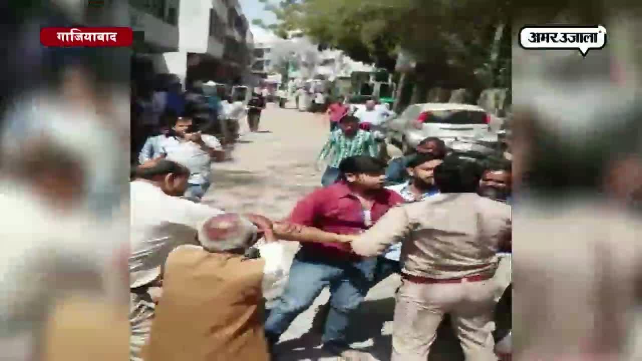 पुलिसवालों के साथ मारपीट 