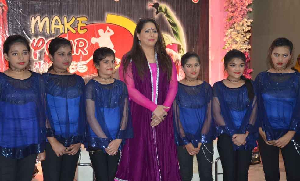 popular dance coreographer gita kapoor reached mirzapur for dance show