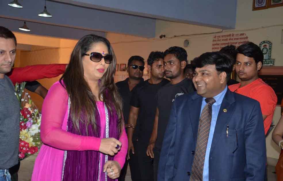 popular dance coreographer gita kapoor reached mirzapur for dance show