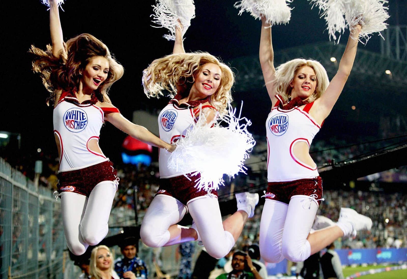 how much cheerleaders earn from ipl