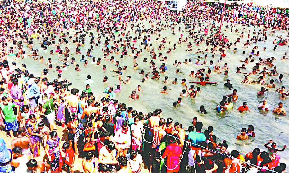 devotees had bath in the kamna sagar 