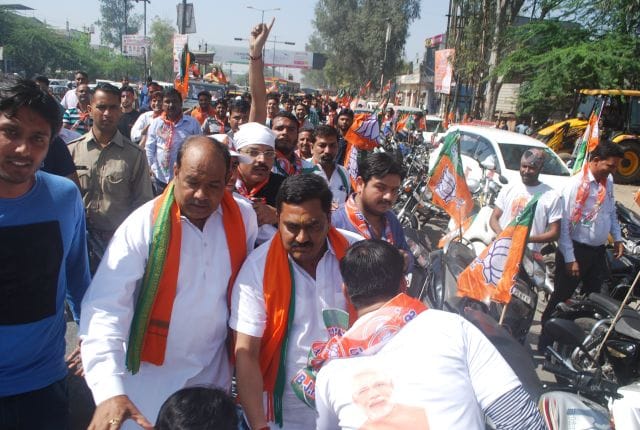MLA's road show, traffic jam