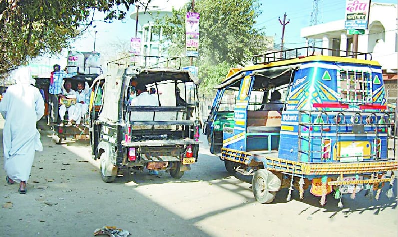 The reasons for the jam are tempo, e-rickshaw