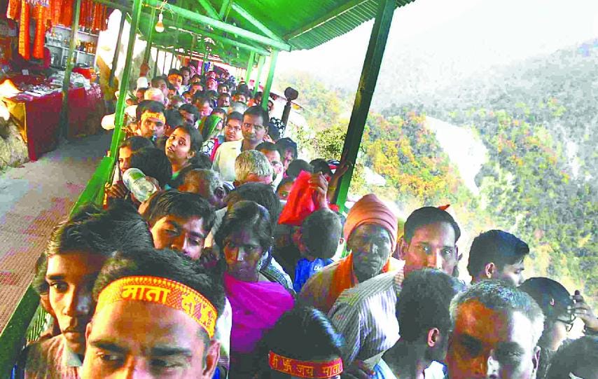 The crowd of devotees growing up in the eyes of mother Purnagiri