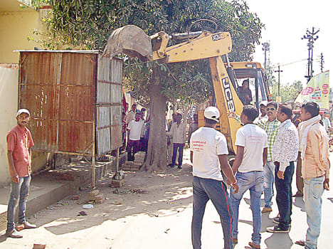 The shopkeeper started removing the encroachment on his own.