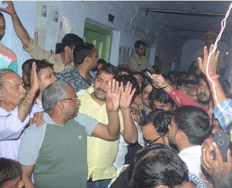 vyaapaar mandal ke jailaadhyaksh se abhadrata par hangaama