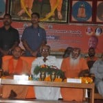 गोरखनाथ्ा मंदिर में आयोजित कार्यक्रम में मौजूद आदित्यनाथ व अन्य।