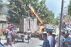 prashashan ka rukh dekh dukanon ne swam hataya atikraman