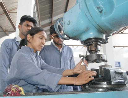Daughters challenging work instead of traditional jobs, see photos