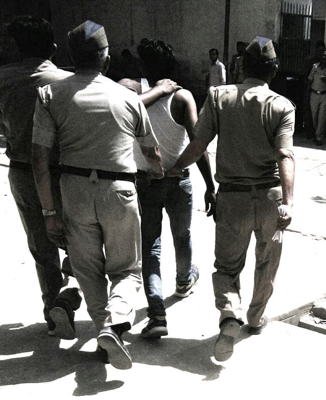 Hands seized by the hand, the soldier arrested