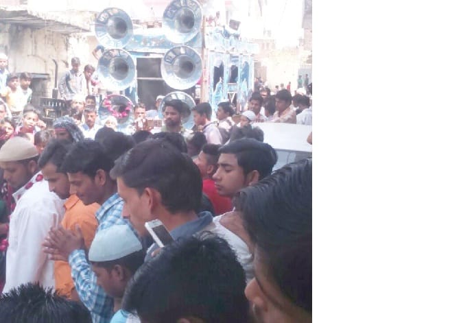 A ruckus on the procession with bandwagon and loudspeaker