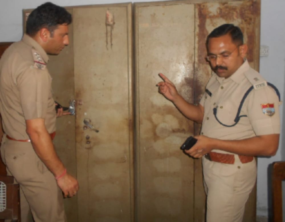 Four lakh goods from the judge's house
