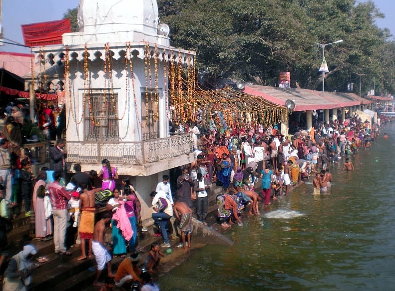 ganga ghaaton par goonj har har gange ke jayakaare