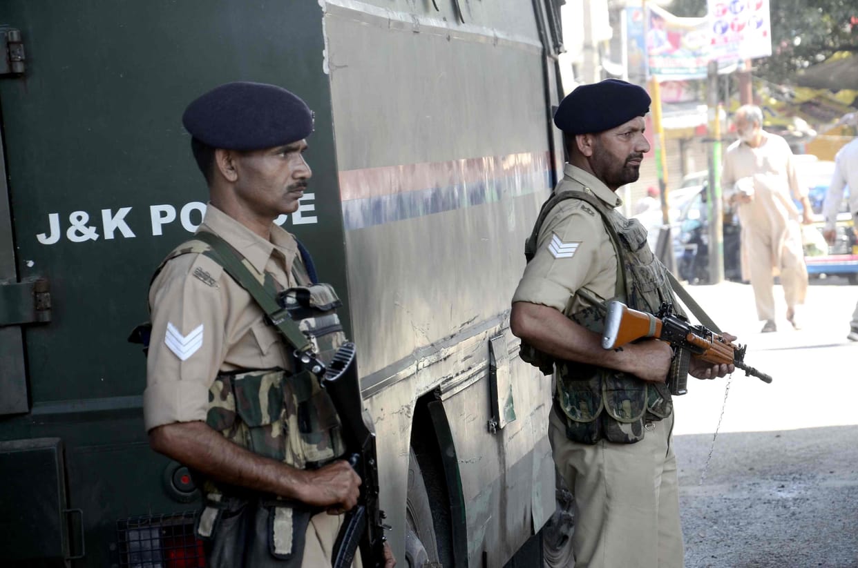 strong security on sensitive places in kashmir