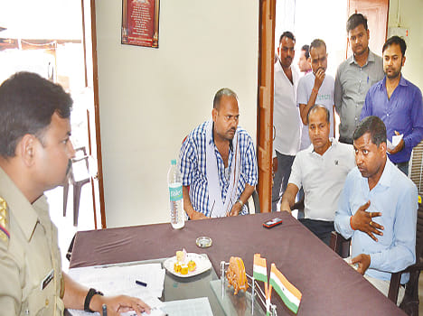 BJP leader beaten by two including JE