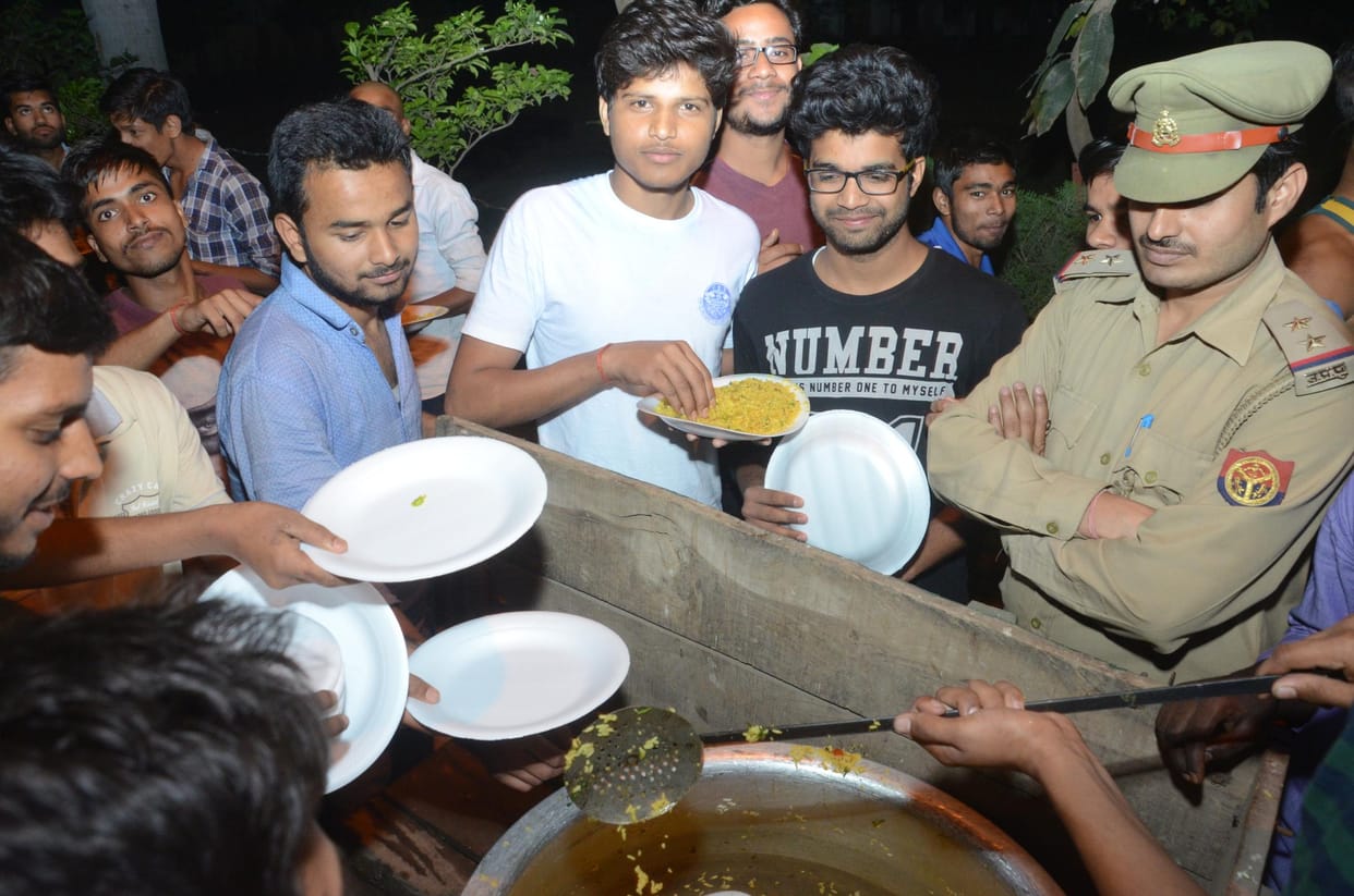 students make a ruckus in lucknow university over hostel food