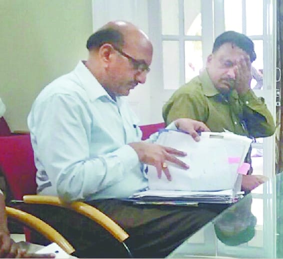 The accountant in front of DM