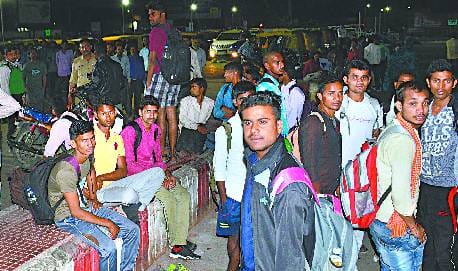 Regional Army recruitment canceled, commute at the gate of the Jat regiment center