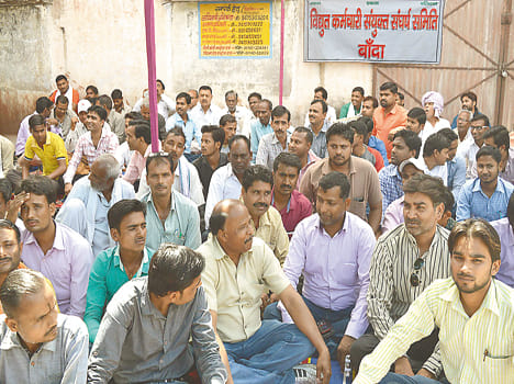 Power workers unite for arrest of BJP leader