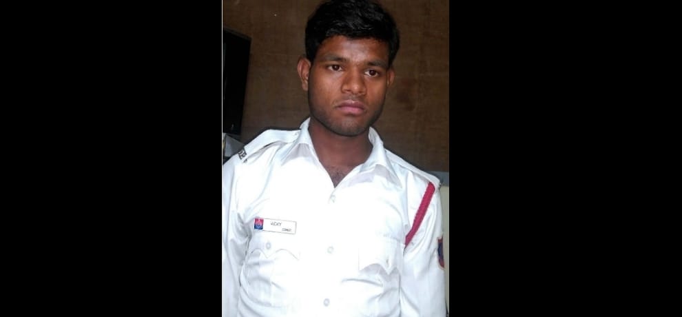 fraud policemen arrested in delhi