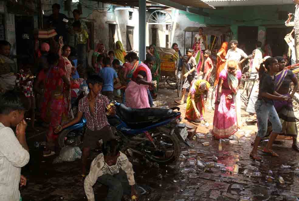 continious fifth day women protest for ban wine shop in varanasi