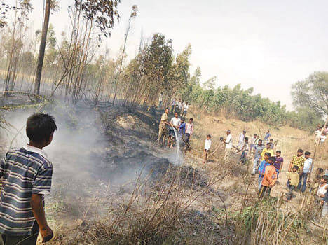 Four houses burnt by fire after coming out of the fire