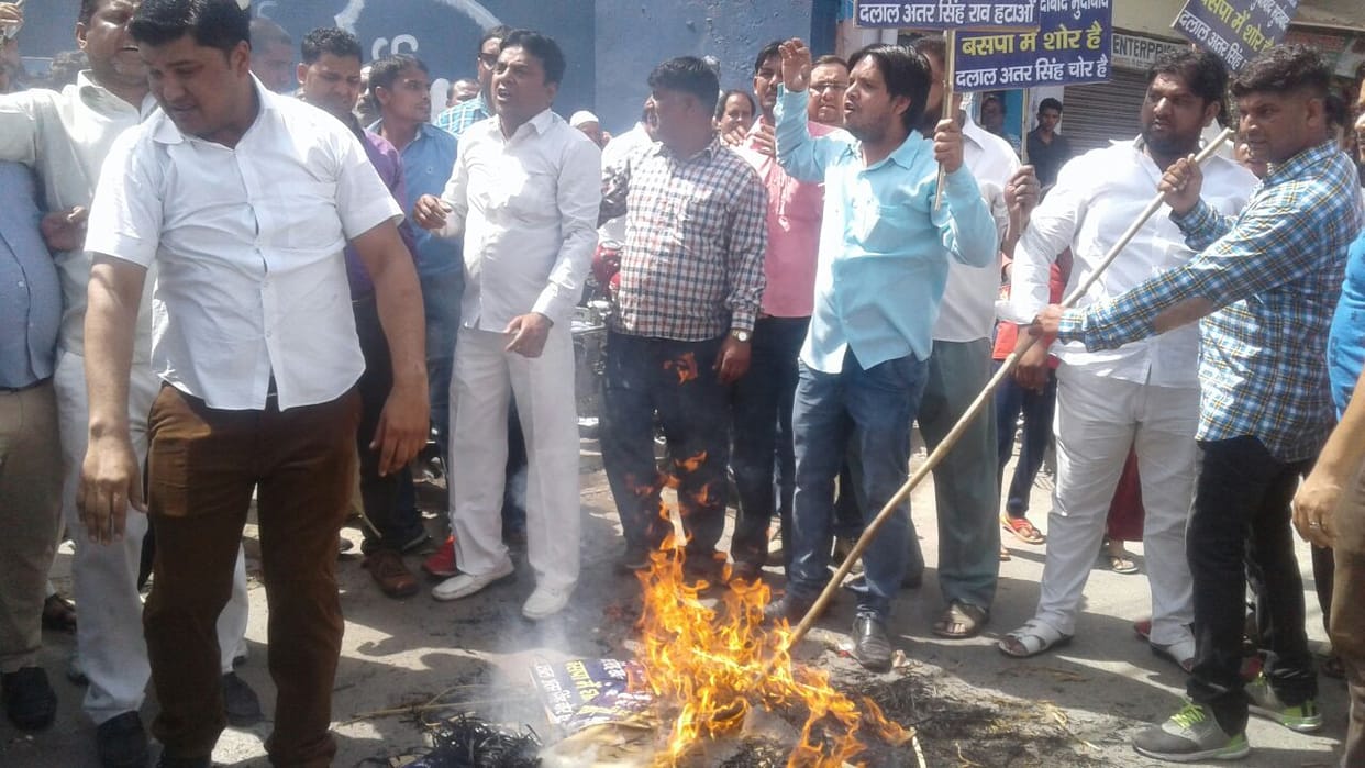 Posters and flags burned at BSP office, slogans against Naseemuddin Siddiqui
