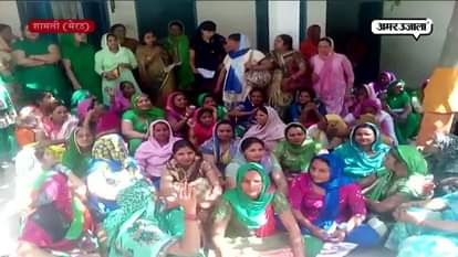 AAGANWADI WORKER ON STIRKE AGAINST SALARY ISSUSE 