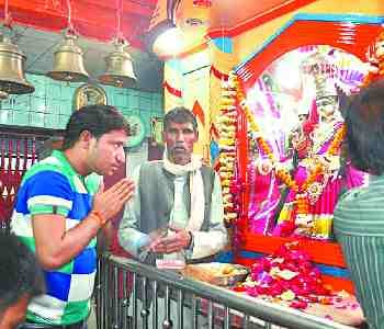 Devotees worshiped in temples on Navaratri