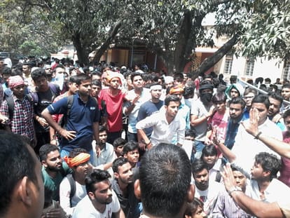 Students protest in BHU, strike in hospital, patient worried