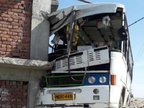 bus accident in naina devi, 40 injured.