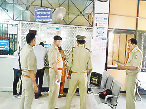 A gas agent's staff gets a tip-off of Rs 3.6 lakh in the bank