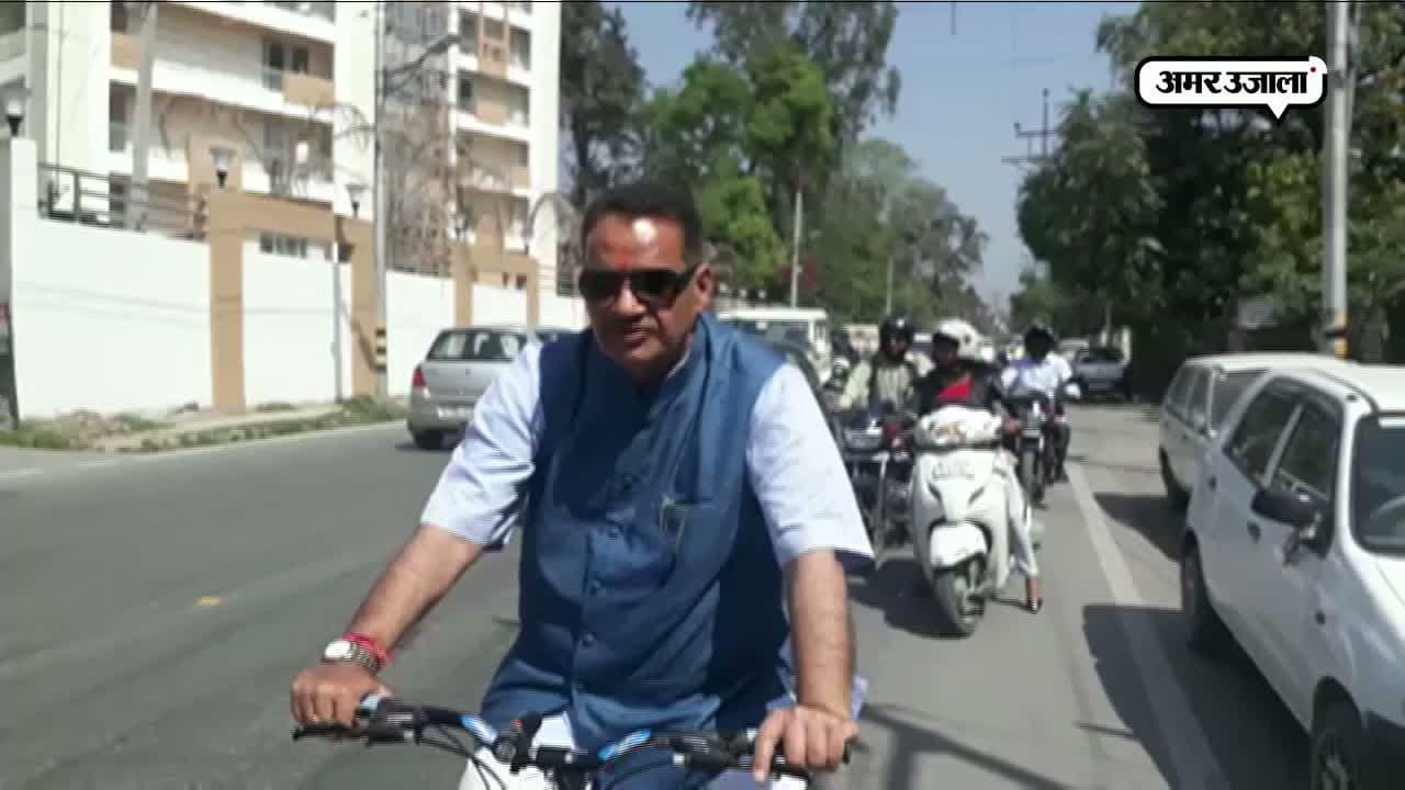 देहरादून, बीजेपी विधायक साइकिल से विधानसभा पहुंचे 